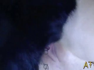 他把她压在角落里，然后把他的胯部移到她等待的肥沃区域，开始抽插